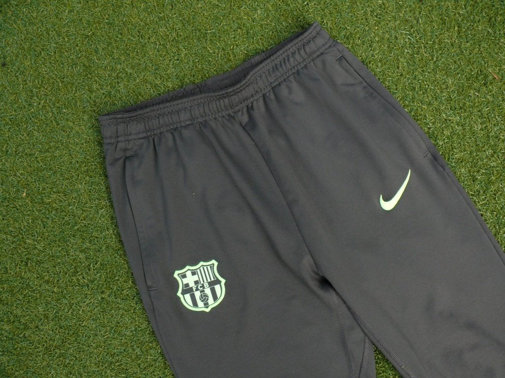 Nike FC Barcelona sportbroek 146 tot 158 Grijs, Jongen of Meisje, Sport- of Zwemkleding, Ophalen of Verzenden, Zo goed als nieuw