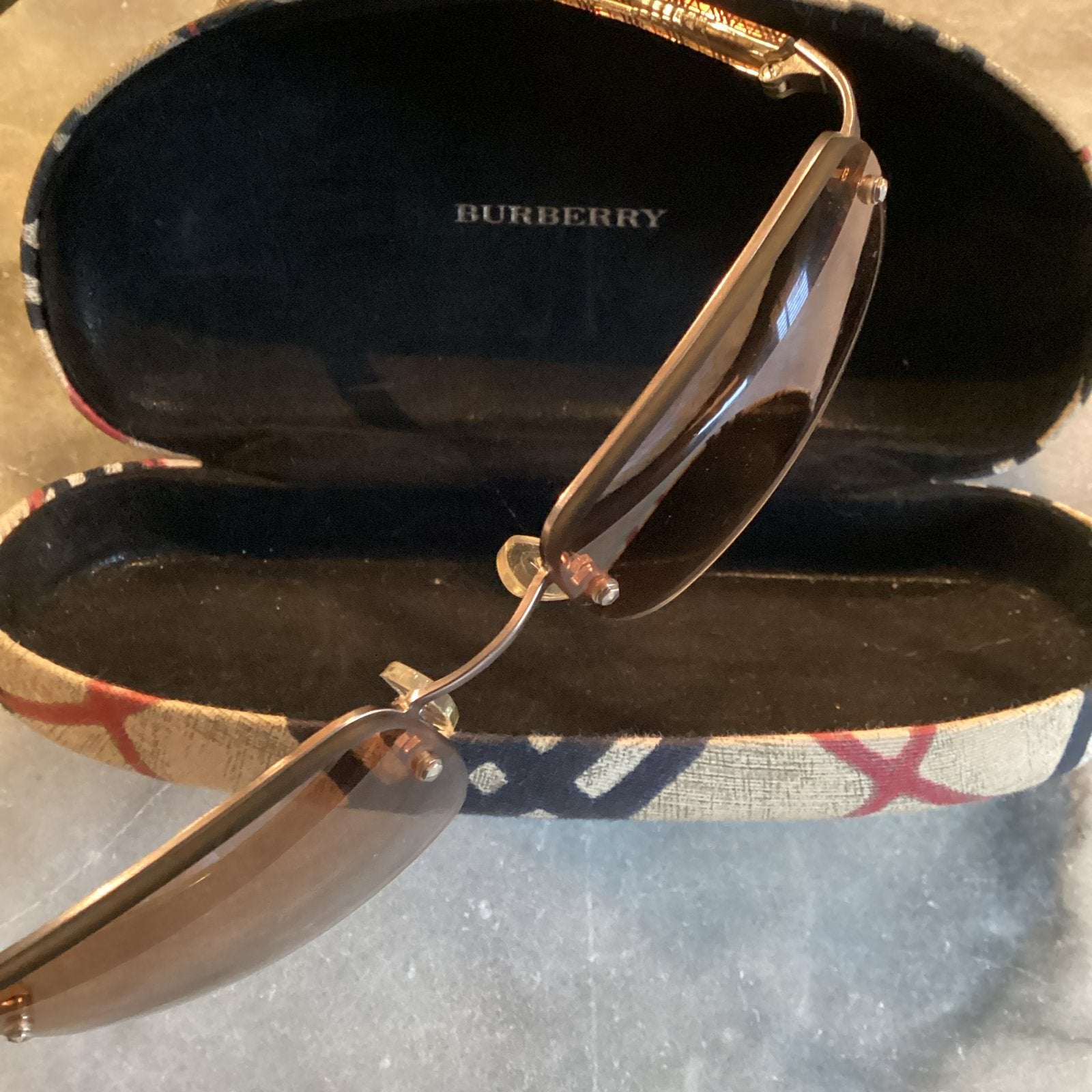 Burberry Zonnebril met Klassiek Ruitpatroon en Bruine Glazen, Overige merken, Zonnebril, Bruin, Ophalen of Verzenden