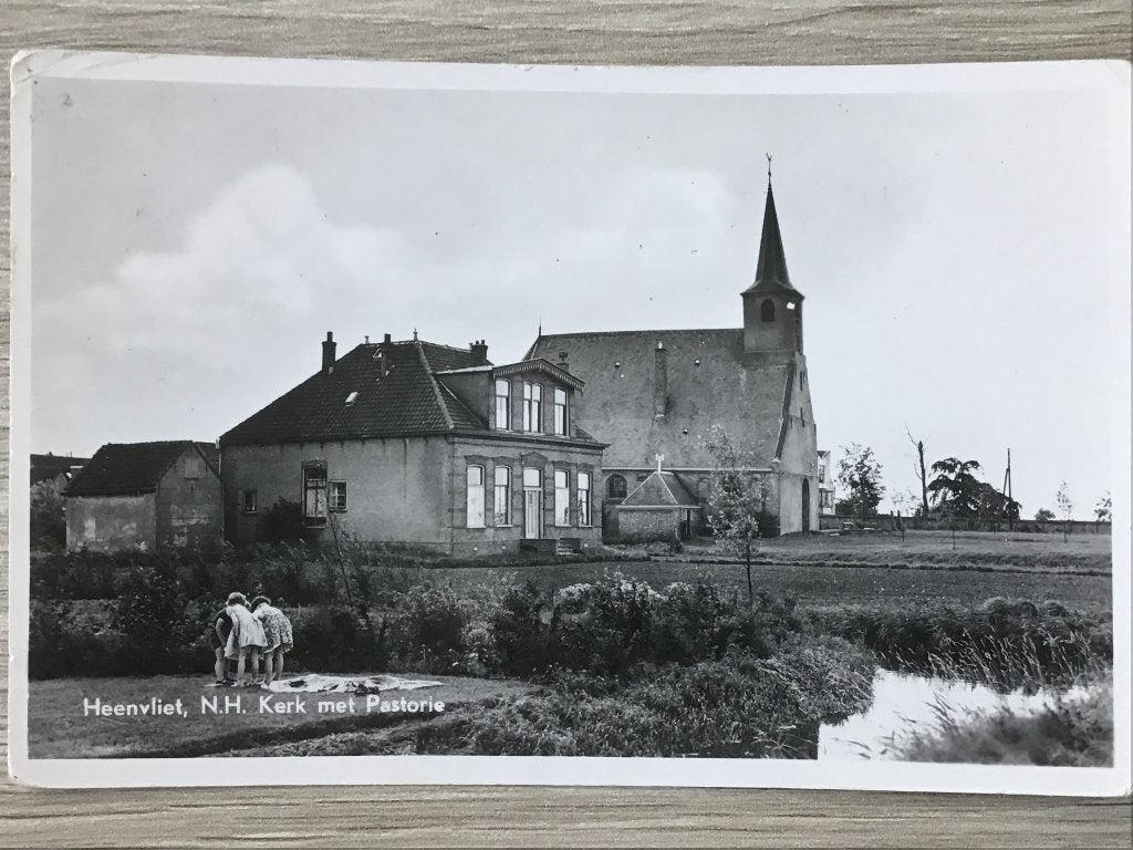 Oude Ansichtkaart Heenvliet, N.H. Kerk met Pastorie ca 1940, Verzamelen, Ansichtkaarten | Nederland, Ophalen of Verzenden, 1940 tot 1960