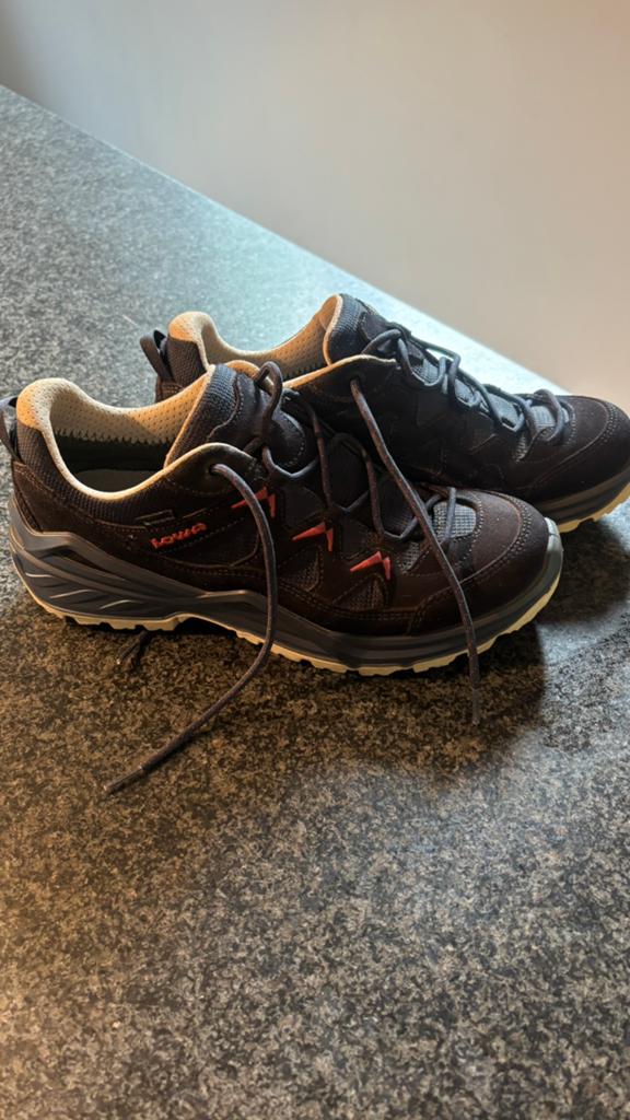 Wandelschoenen dames Lowa Maat 41donkerblauw waterdicht, Ophalen, Zo goed als nieuw, Schoenen