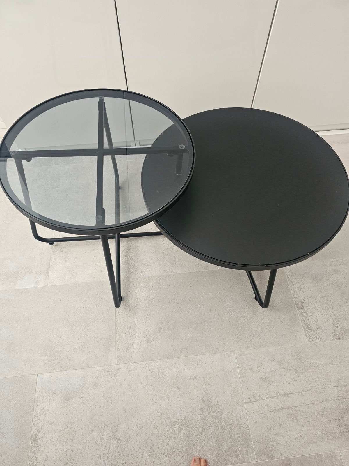 Een salontafel van 2 ronde tafels met glas en zwart, Rond, 55 tot 75 cm, Ophalen, 45 tot 60 cm