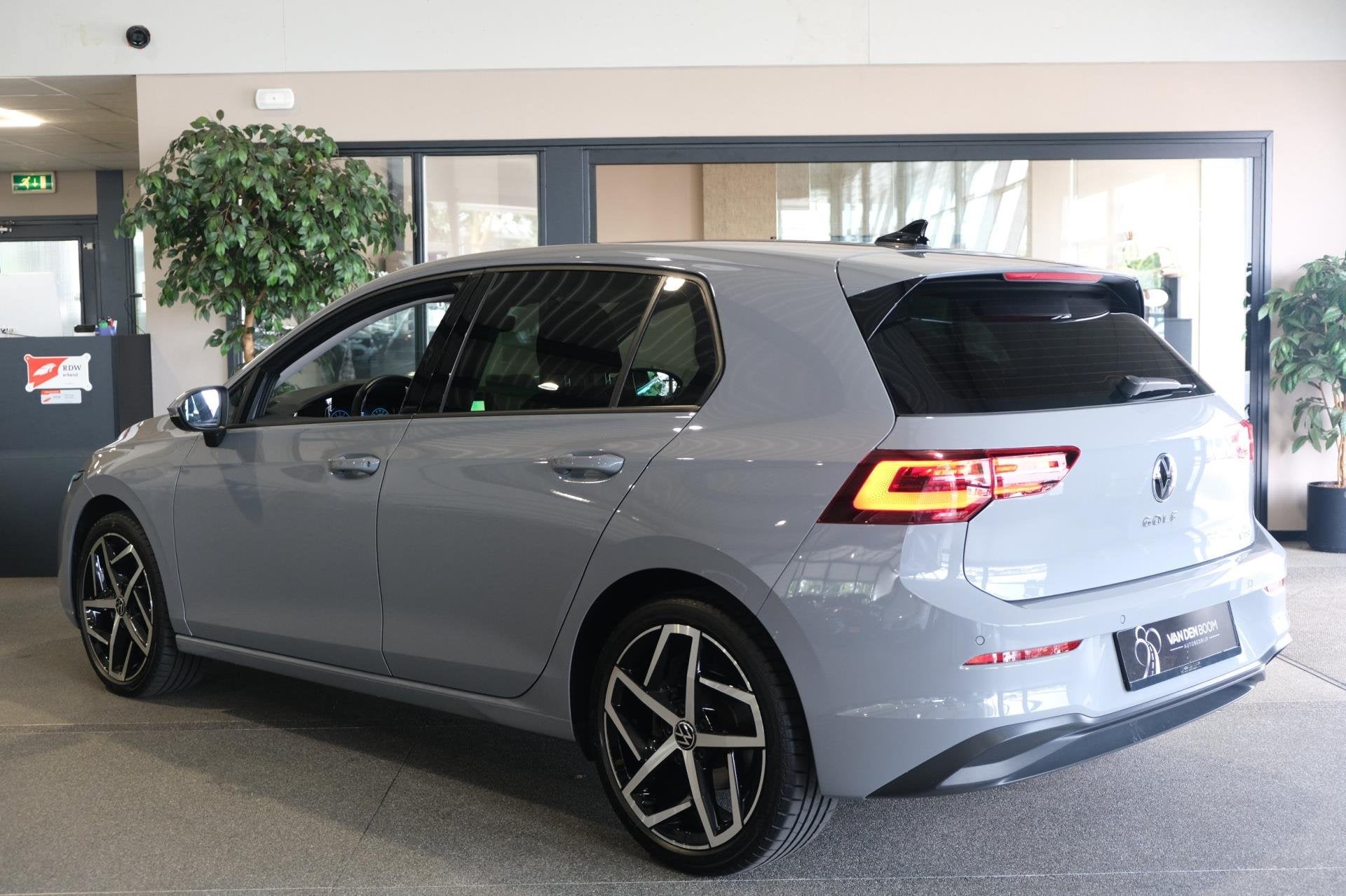 Volkswagen Golf 8 1.5 eTSI Life DSG 150PK HuD IQ Led Navi, Auto's, 680 kg, 4 cilinders, 150 pk, Leder en Stof