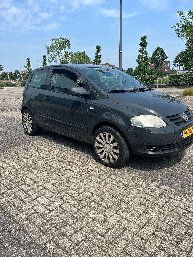 Volkswagen Fox 1.4 2005,18 inch velgen APK tm September 2027, Auto's, Voorwielaandrijving, 4 cilinders, 4 stoelen, Zwart
