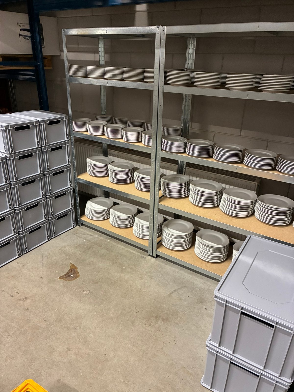 Te koop partij wit horeca Catering servies in kratten, Ophalen, Zo goed als nieuw, Bord(en), Overige stijlen