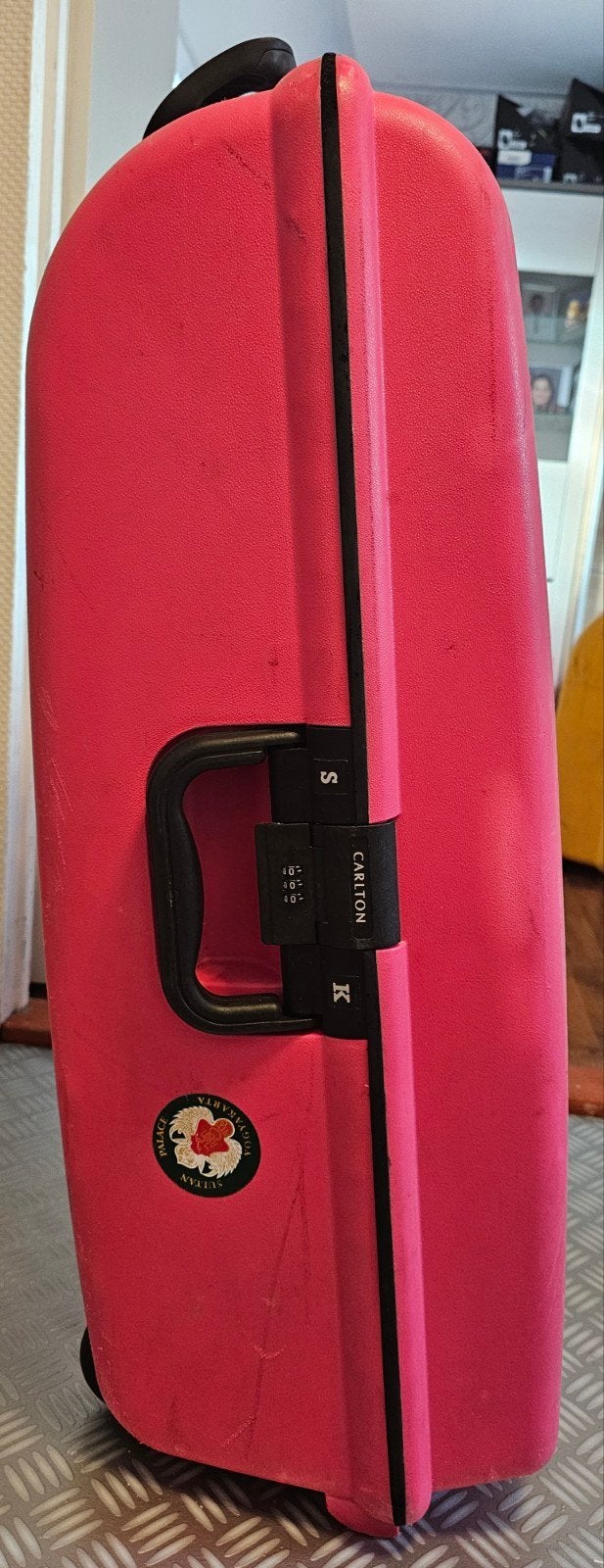 Grote roze Carlton koffer met wieltjes en cijferslot, Sieraden, Tassen en Uiterlijk, Koffers, Gebruikt, 50 tot 60 cm, Hard kunststof
