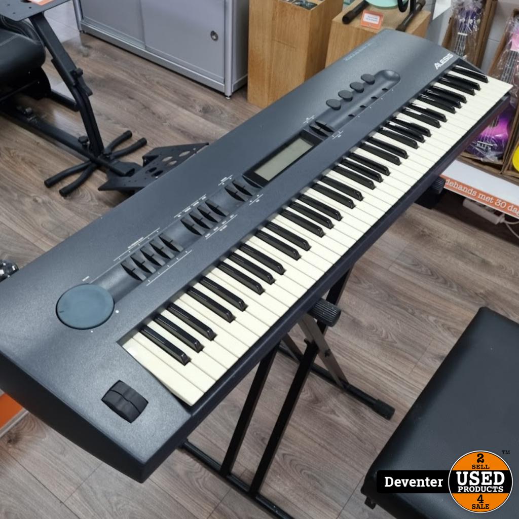Alesis QuadraSynth met standaard, draagtas en krukje, Muziek en Instrumenten, Keyboards, Flex Ltd., Zo goed als nieuw, https://flex.com/contact-us