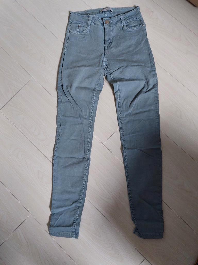Blauwgrijze spijkerbroek van de bershka in maat 32 /S, Blauw, Zo goed als nieuw, W27 (confectie 34) of kleiner, Bershka