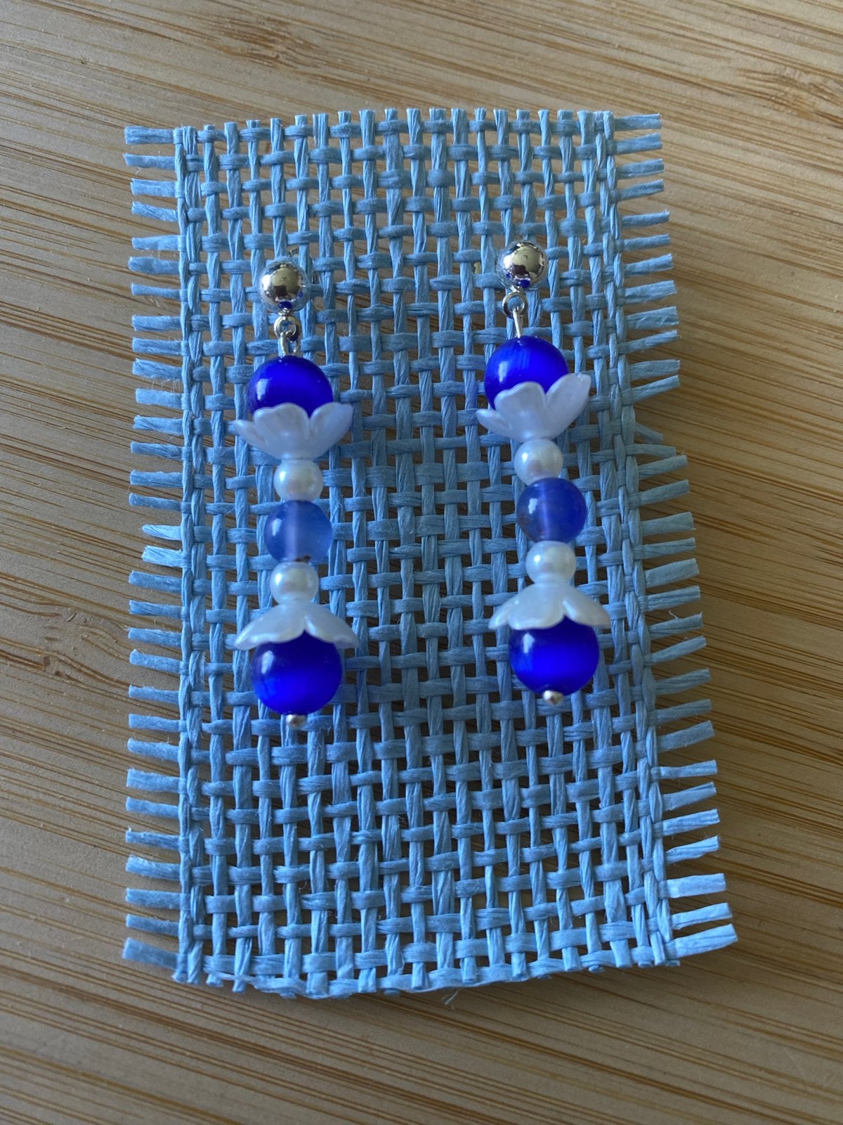 Elegante blauwe oorbellen met bloemdetails, Overige materialen, Hangers, Blauw, Nieuw