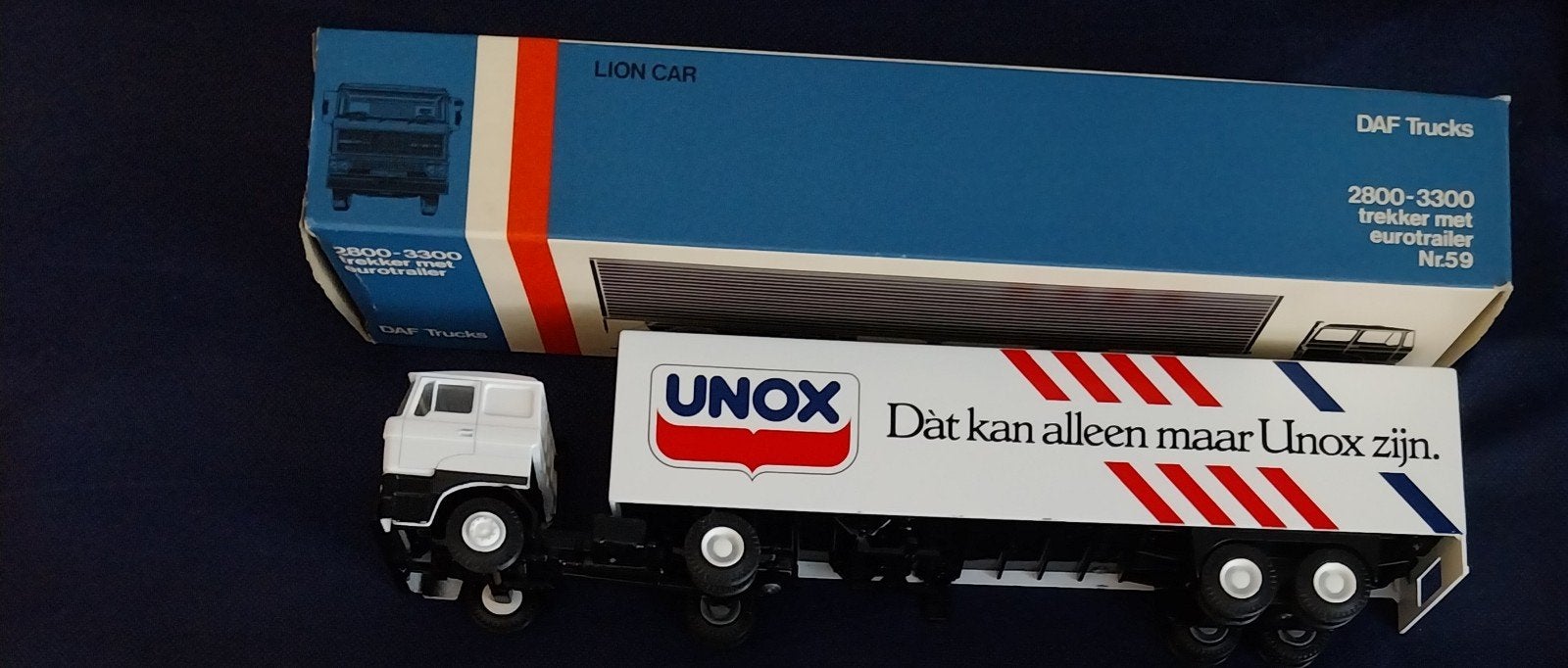 Lion Car DAF Trucks 2800-3300 trekker met eurotrailer Unox, Ophalen of Verzenden