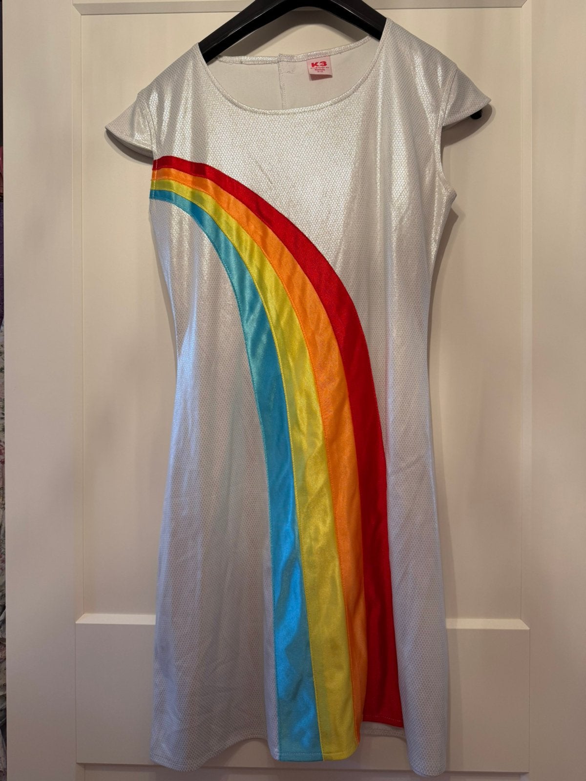 K3 regenboog jurkje volwassenen, Kleding | Dames, Ophalen of Verzenden, Zo goed als nieuw, Maat 38/40 (M), Carnaval