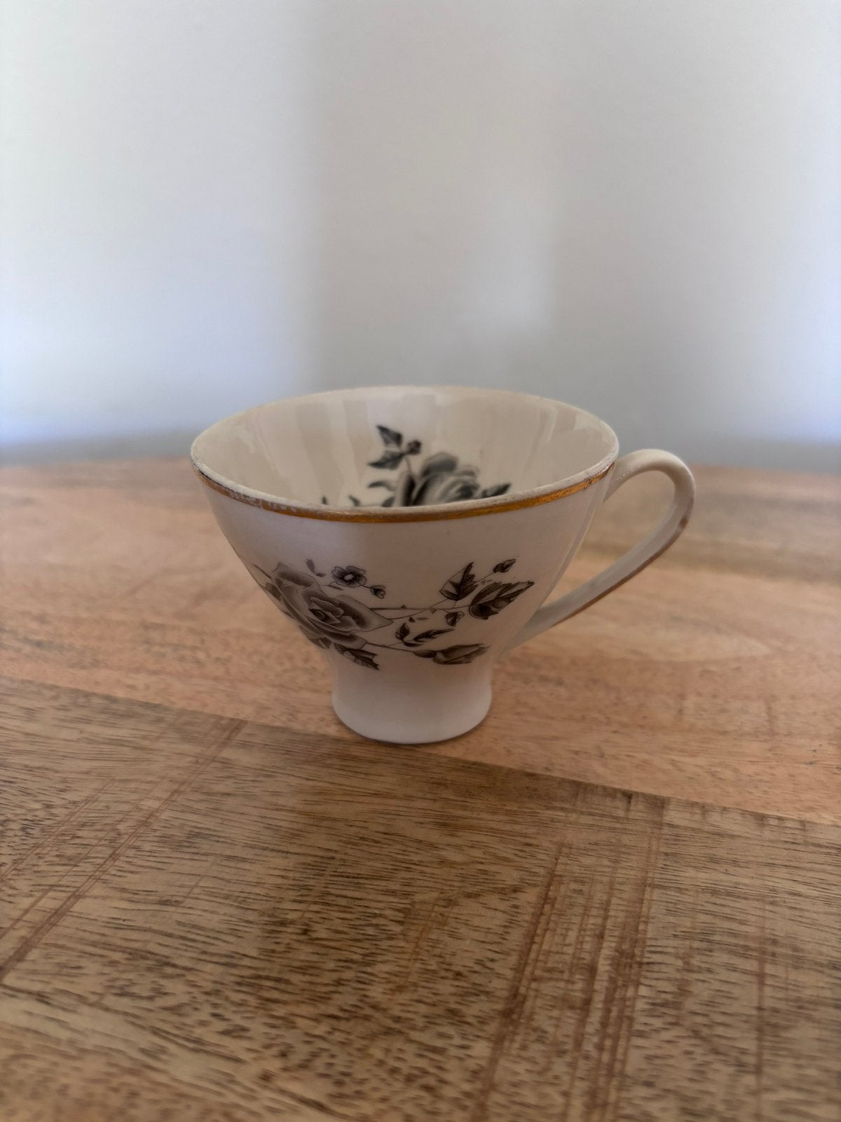 Vintage porseleinen kopje op voet met zwart rozenmotief, Overige merken, Vintage, Ophalen of Verzenden, Zo goed als nieuw