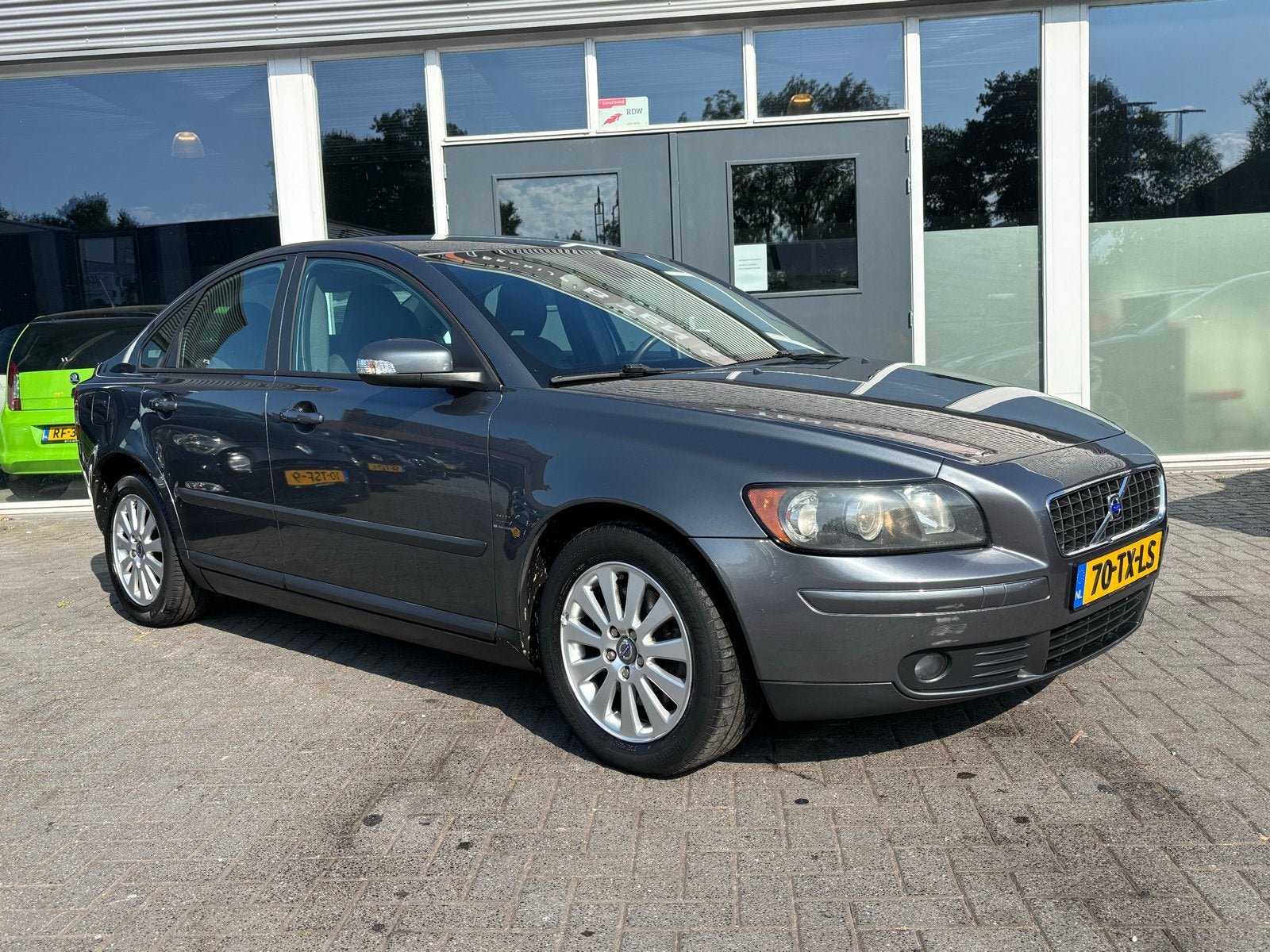 Volvo S40 2.4 I 103KW Automaat 2007 Grijs / apk 05-08-2027, Auto's, Stof, Zwart, 700 kg, 2435 cc