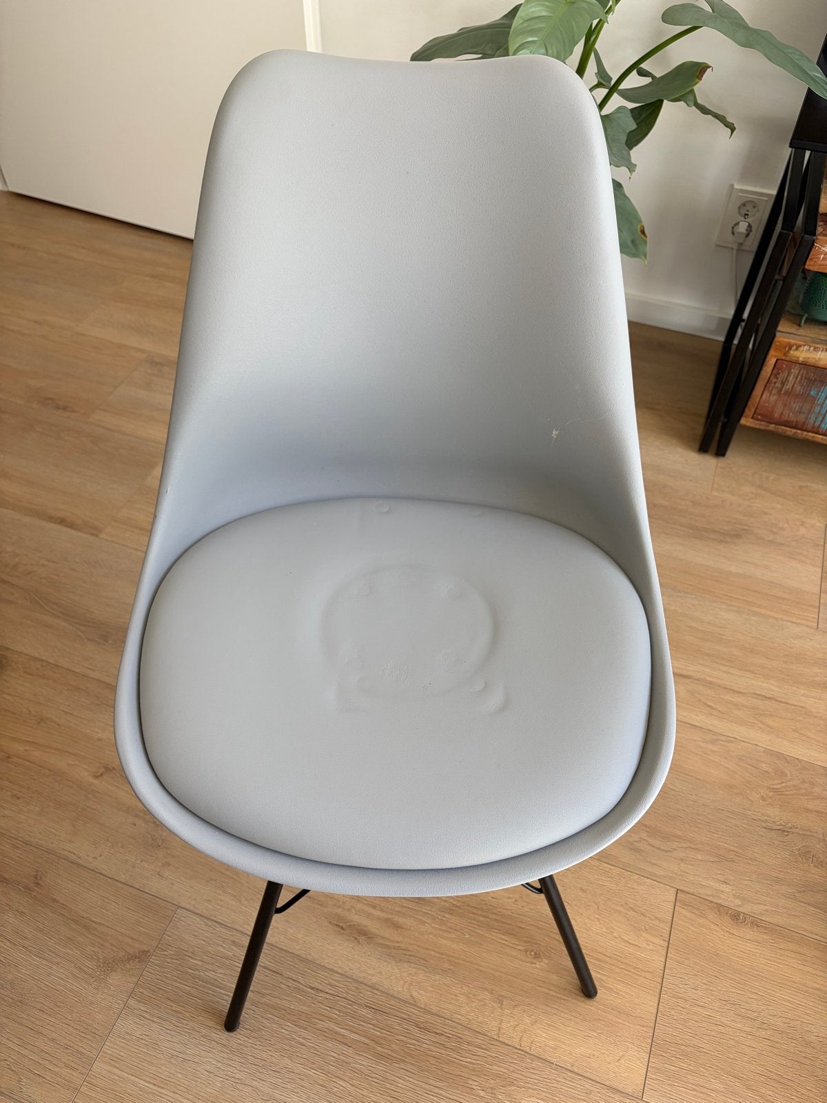 Moderne Eetkamerstoel met Zwart/grijs Metalen Onderstel, Ophalen, Kunststof, Gebruikt, Twee