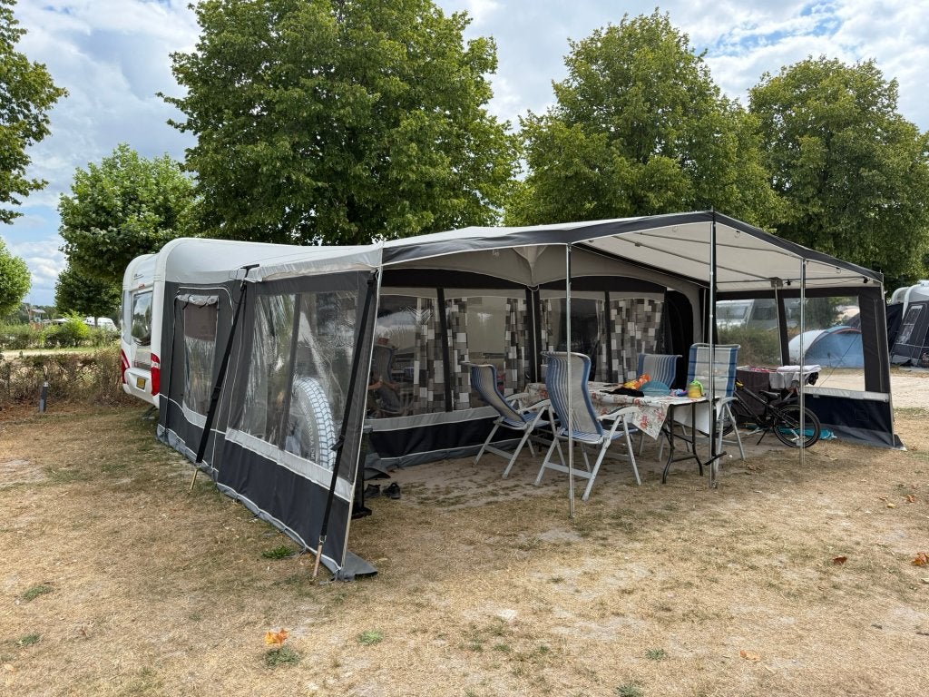 Hobby 650/645 VIP, Vast bed, Oven, Rondzit, Hobby