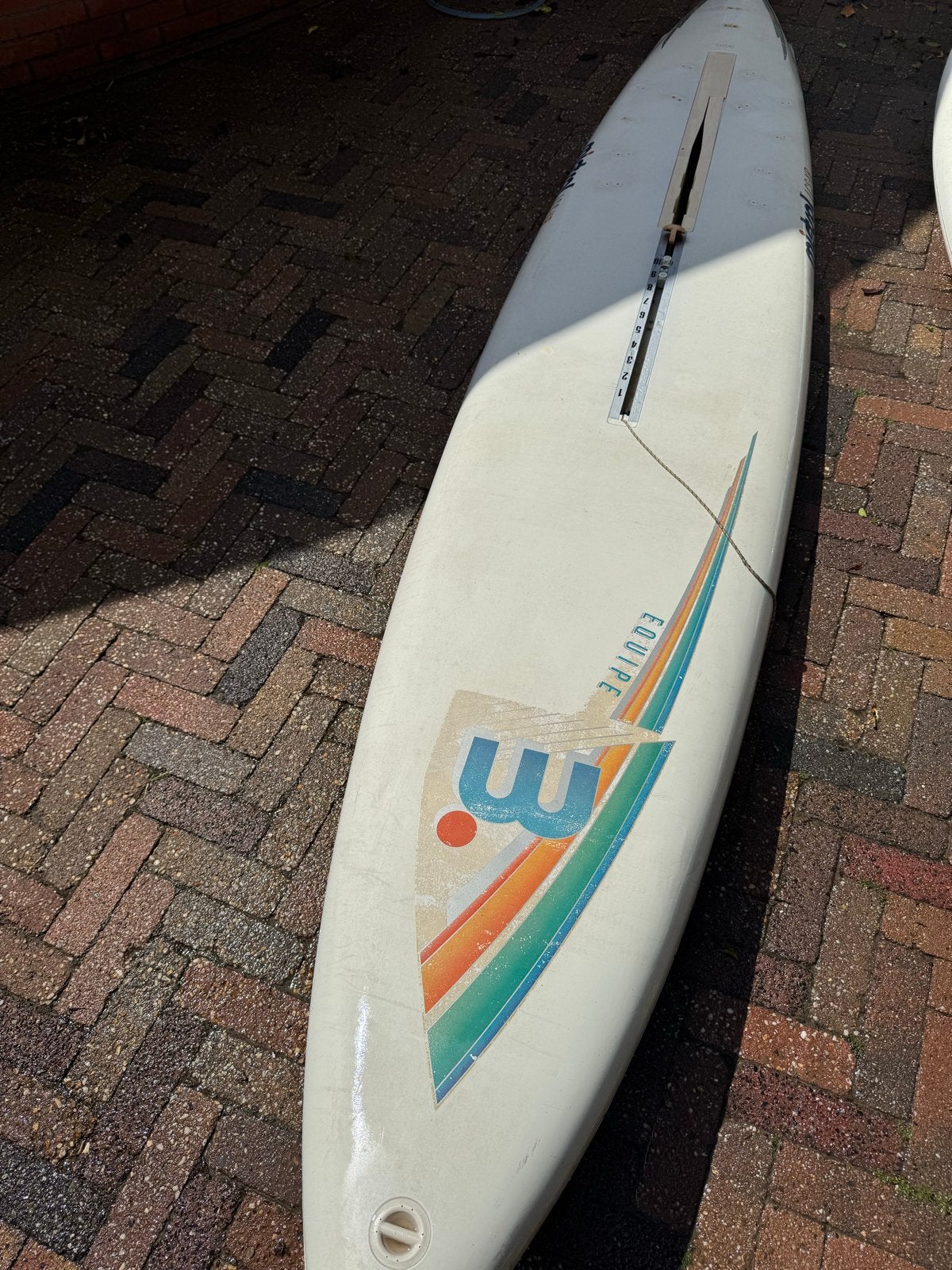 Mistral Surfplanken: Equipe Race & Stinger (Zinker) Compleet, Mistral, Gebruikt, Met giek, Ophalen of Verzenden