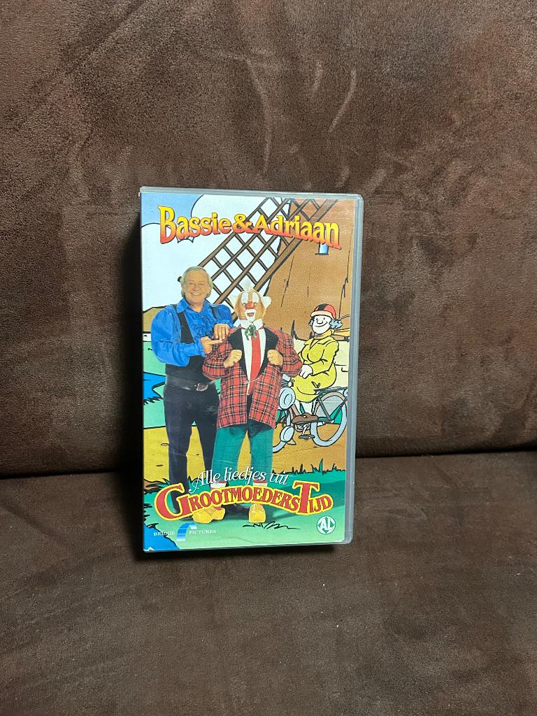 Bassie & Adriaan - Liedjes uit Grootmoederstijd (VHS, 2000), Cd's en Dvd's, Alle leeftijden, Ophalen of Verzenden, Zo goed als nieuw