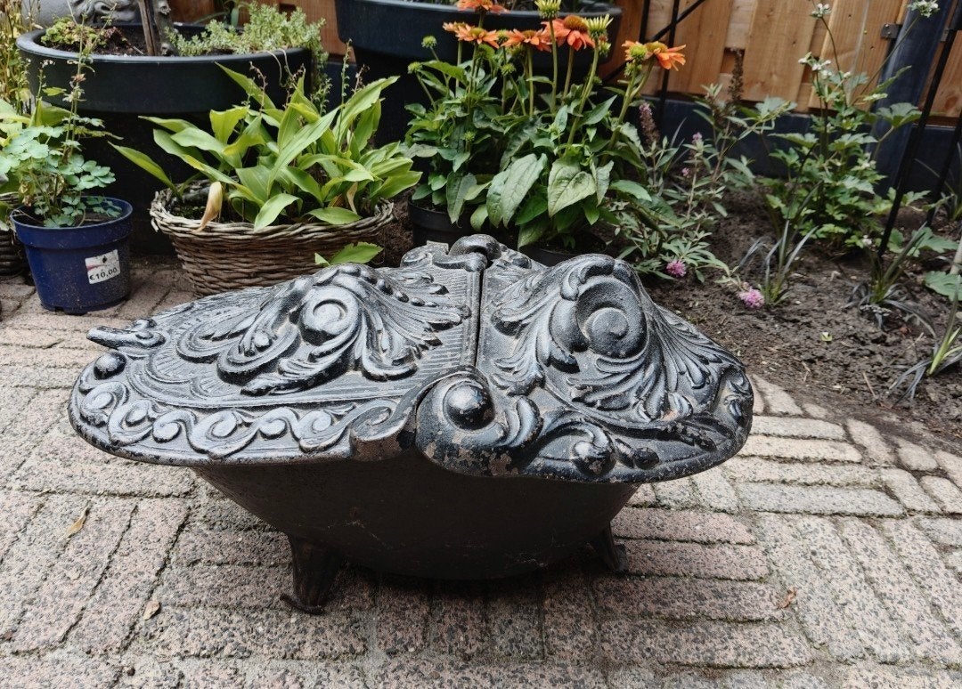 Antieke gietijzeren haardbak met decoratieve klep, Ophalen