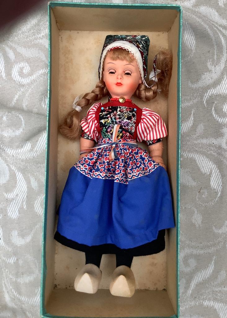 Antieke Klederdracht pop in originele doos Dovina jaren ‘50, Verzamelen, Poppen, Nieuw, Ophalen of Verzenden, X, Pop