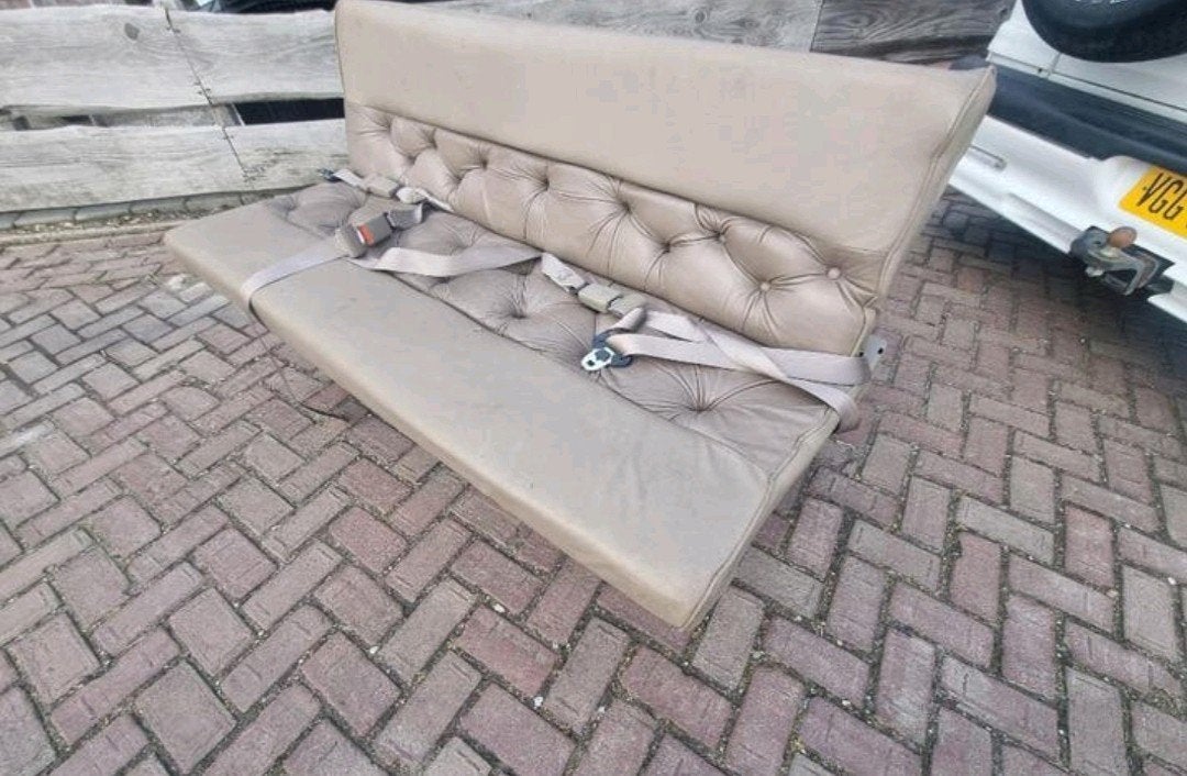 Lederen slaapbank, evt met twee captain chairs.
De bank is e, Ophalen