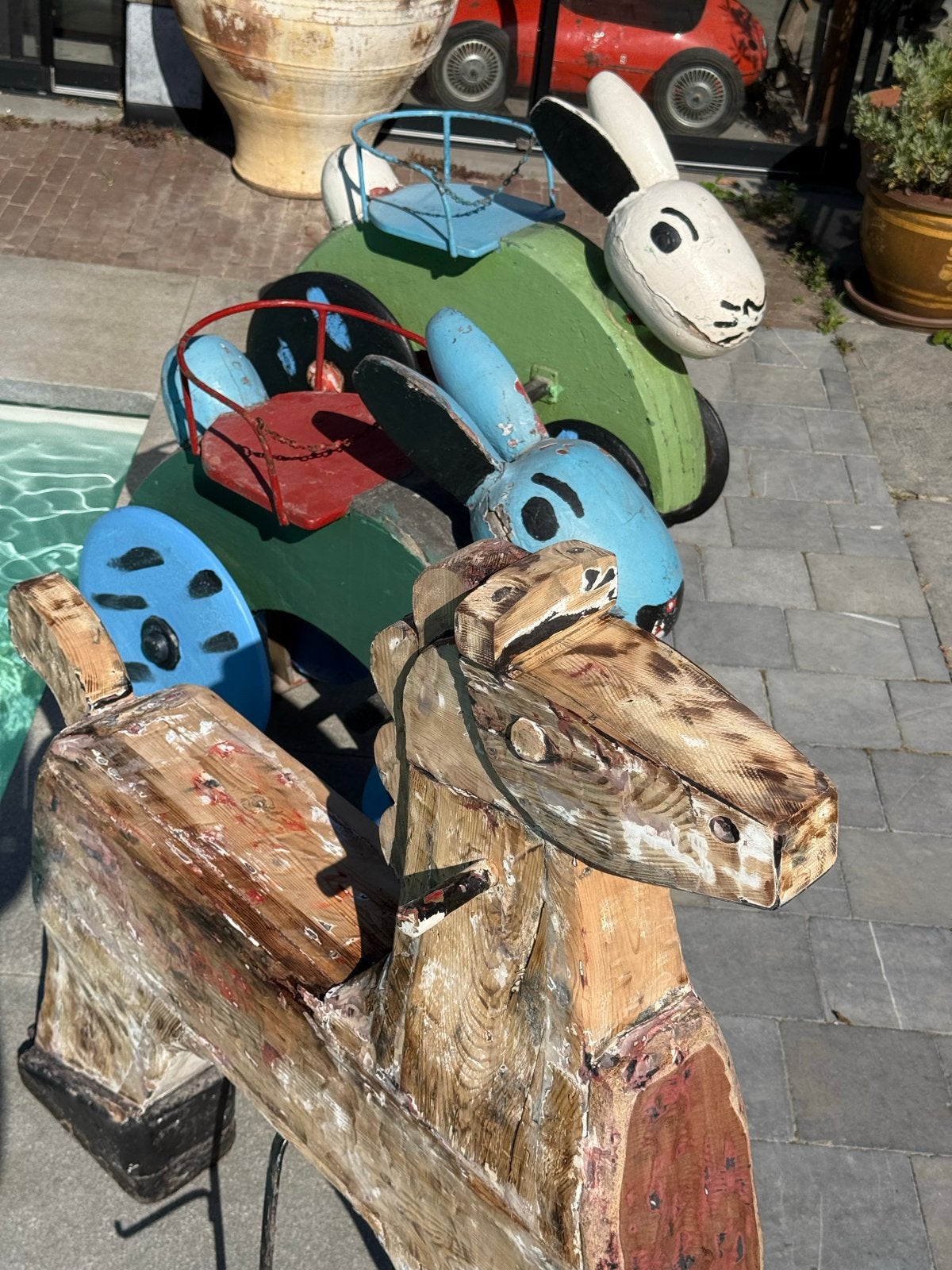 Vintage houten speelgoed: paard en konijnen op wielen