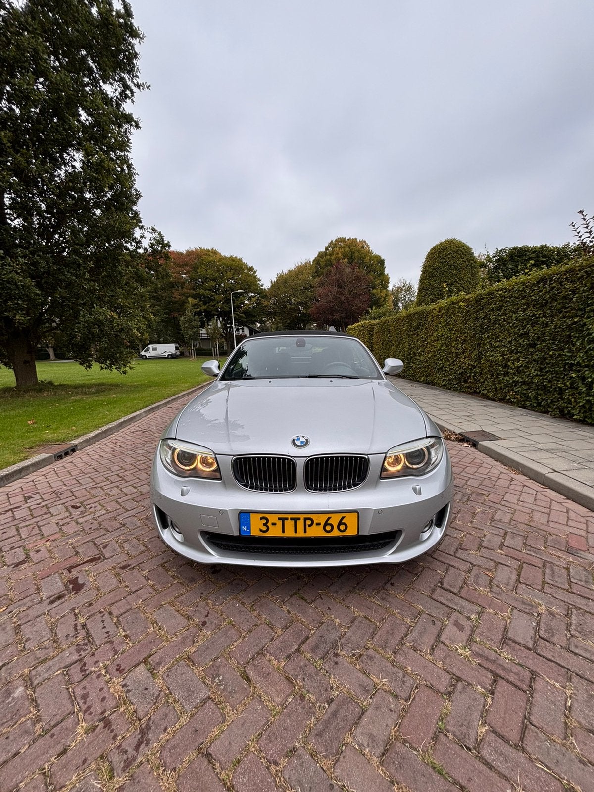 Nette BMW 1-Serie 3.0 (zescilinder) 125I Cabrio uit 2012, Auto's, BMW, 1-Serie, Achterwielaandrijving, Zwart, 4 stoelen