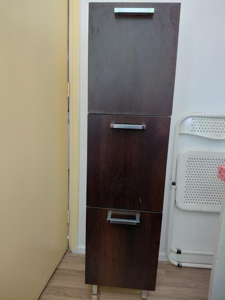 Hoge smalle kast met 3 deuren en glazen plank, Ophalen, Gebruikt