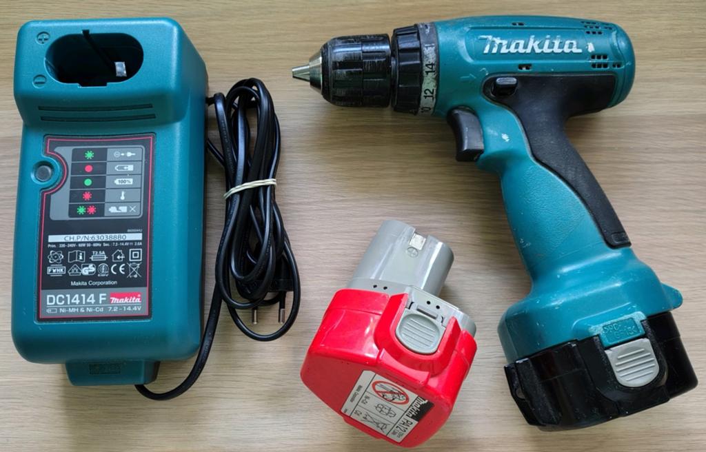 Makita 6270D Accuboormachine met originele lader + Accu's, Gebruikt, Variabele snelheid, Ophalen of Verzenden, Boor- en Schroefmachine