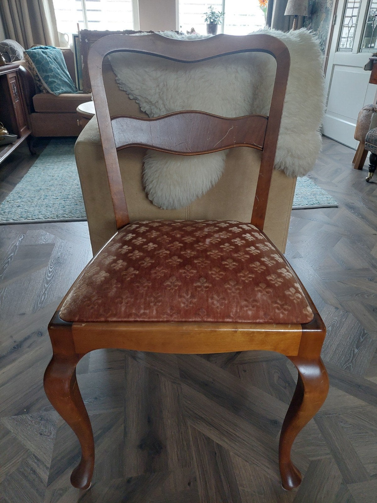 Antieke stoel met gebogen poten en velours bekleding, Antiek en Kunst, Ophalen of Verzenden