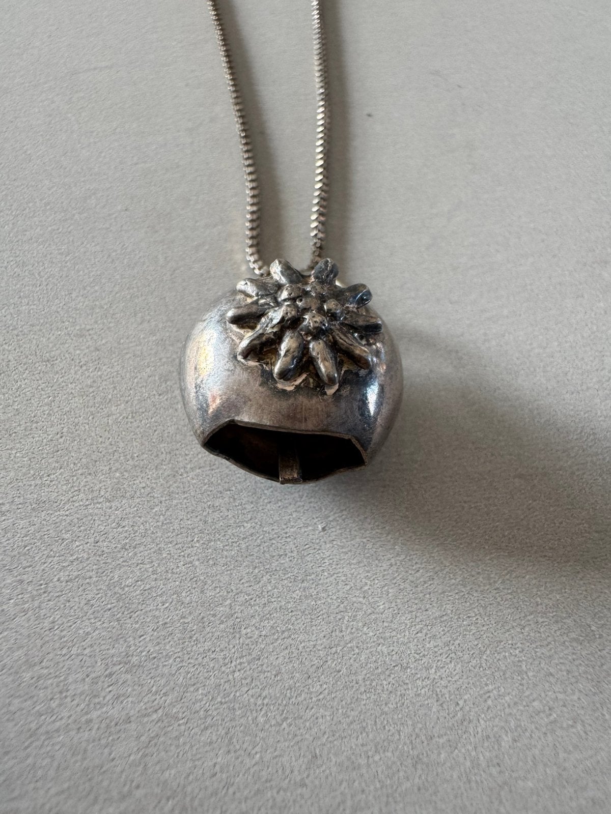 Zilver halsketting met een belvormige hanger met edelweiss, Met hanger, Ophalen of Verzenden, Zo goed als nieuw, Zilver