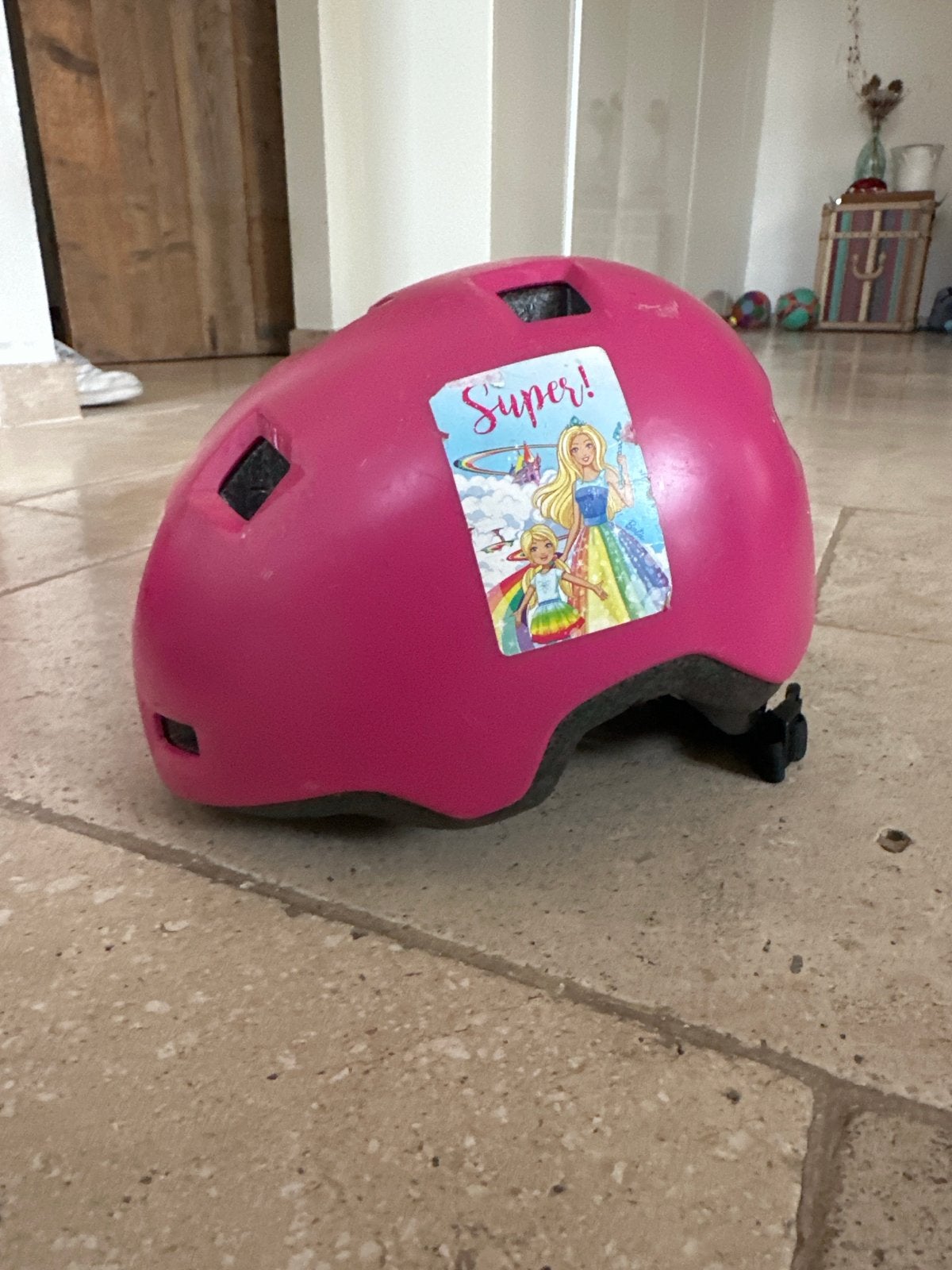Roze kinderfietshelm met Barbie sticker, Fietsen en Brommers, Ophalen, Gebruikt, Overige maten, Meisje