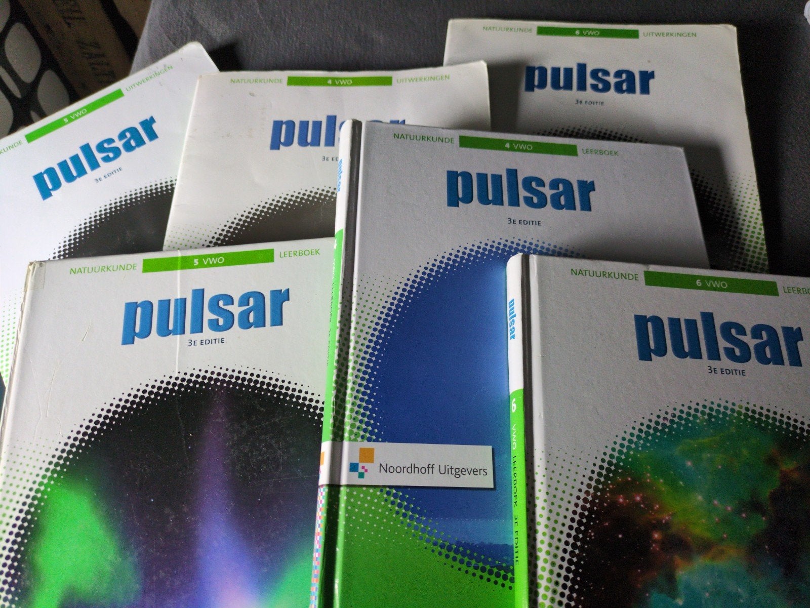 Pulsar 4,5 en 6 VWO plus alle uitwerkingen. Natuurkunde, Boeken, Ophalen of Verzenden, Zo goed als nieuw