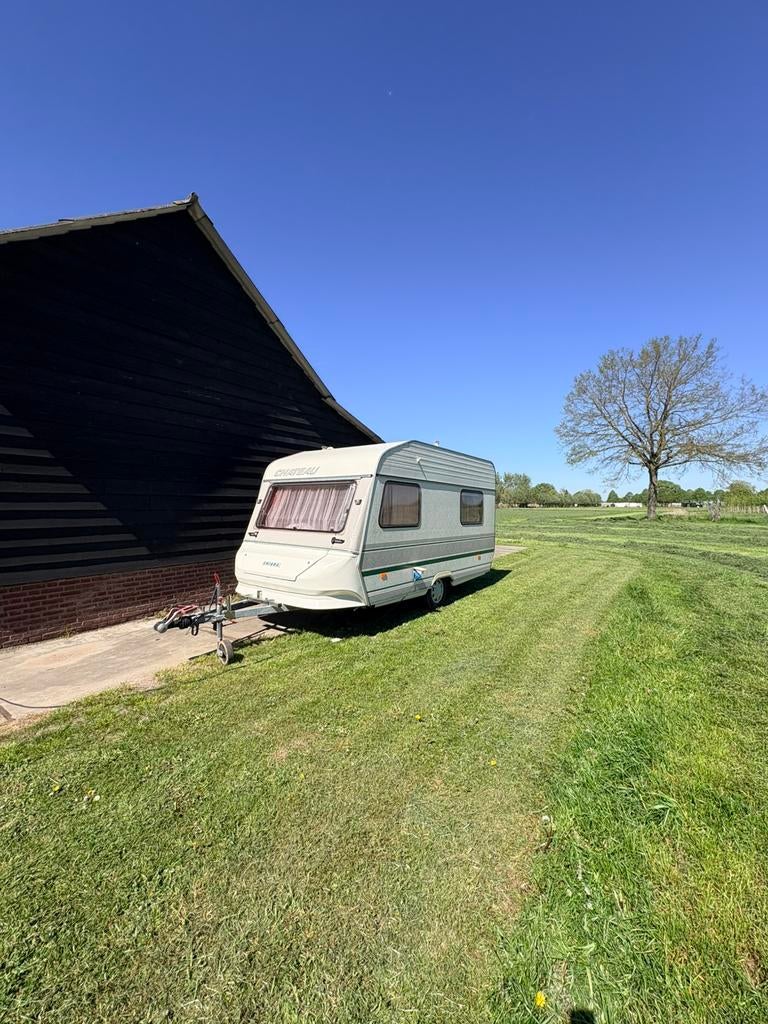 Leuke Chateau Caravan met luifel & zijwanden (inc inboedel), Chateau, Treinzit, Dwarsbed, Particulier