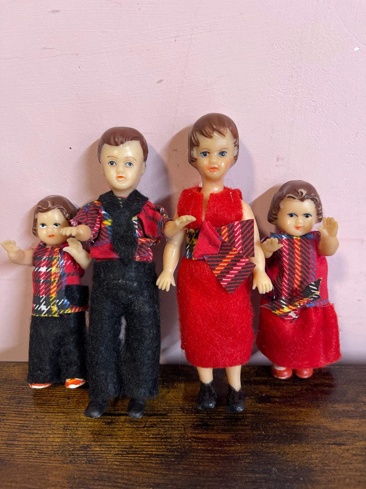 Vintage Ari poppenfamilie in ruit kleding, Verzamelen, Poppen, Ophalen of Verzenden, Gebruikt, Overige typen