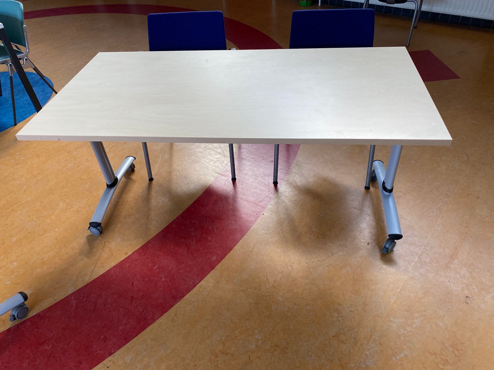 2 vergadertafels / bureaus op wieltjes met 5 stoelen, Ophalen, Gebruikt