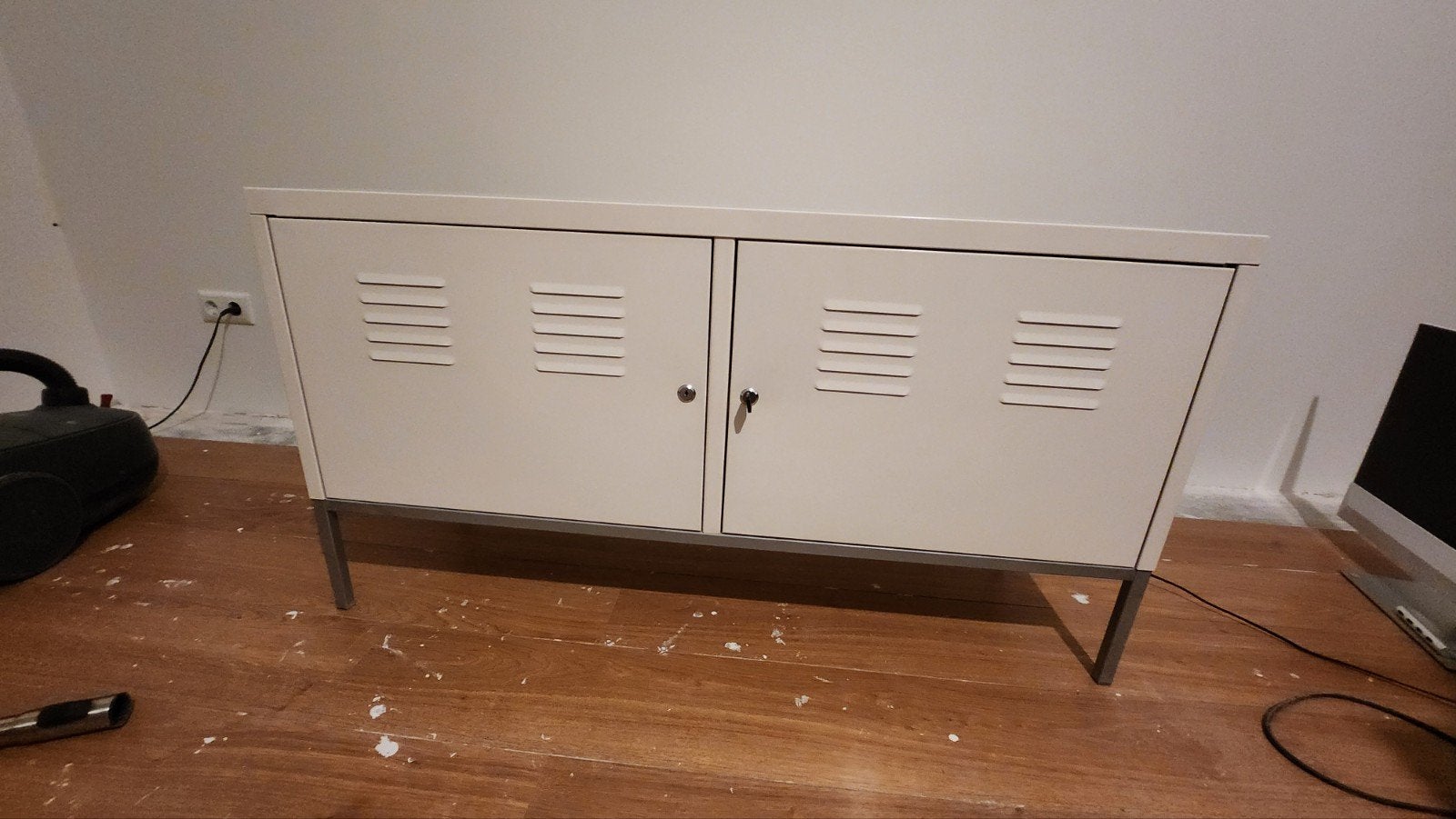 Wit metalen dressoir/tv-meubel met 2 deuren, Ophalen, Gebruikt