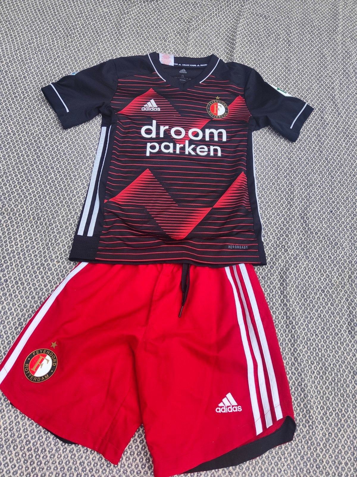 Feyenoord thuistenue maat 140 sportbroek en voetbal shirt, Kinderen en Baby's, Adidas, Ophalen of Verzenden, Zo goed als nieuw