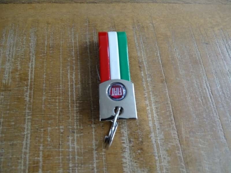 Fiat - Italia Sleutelhanger - Metaal - Italie Kleuren, Verzamelen, Verzenden, Zo goed als nieuw, Auto's