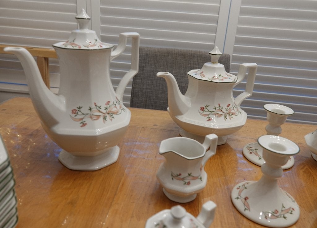 Johnson Brothers Eternal Beau vintage servies bloem + strik, Overige merken, Vintage, Ophalen of Verzenden, Zo goed als nieuw