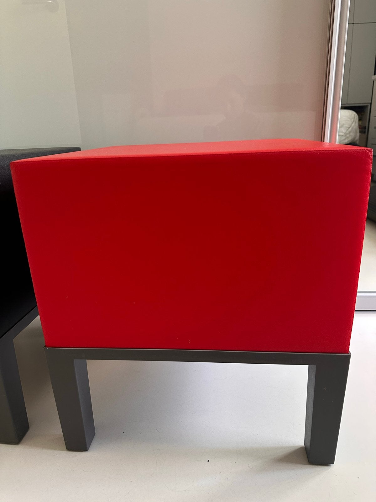 Set van 2 Quinze & Milan Primary Poefs (rood & zwart), Huis en Inrichting, Ophalen, Minder dan 50 cm, Vierkant, Zo goed als nieuw