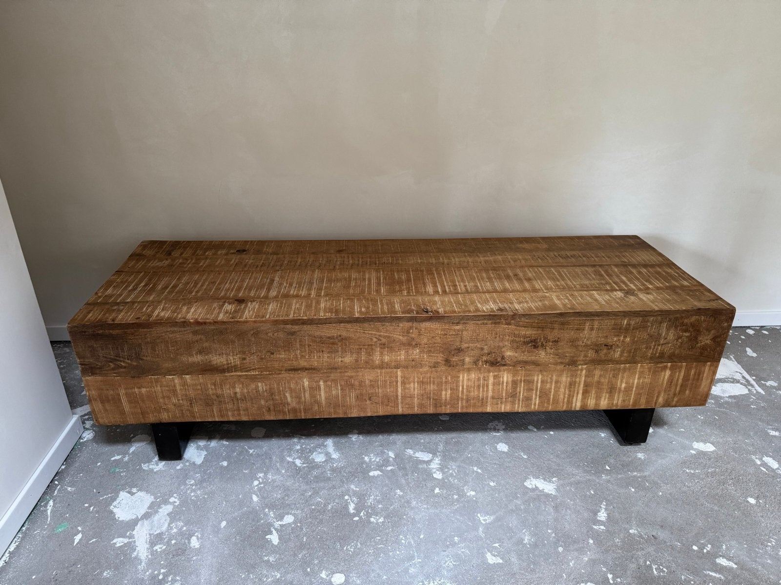 Robuuste salontafel van mangohout met metalen poten. 150x50., Ophalen, 100 tot 150 cm, 50 tot 100 cm, Zo goed als nieuw