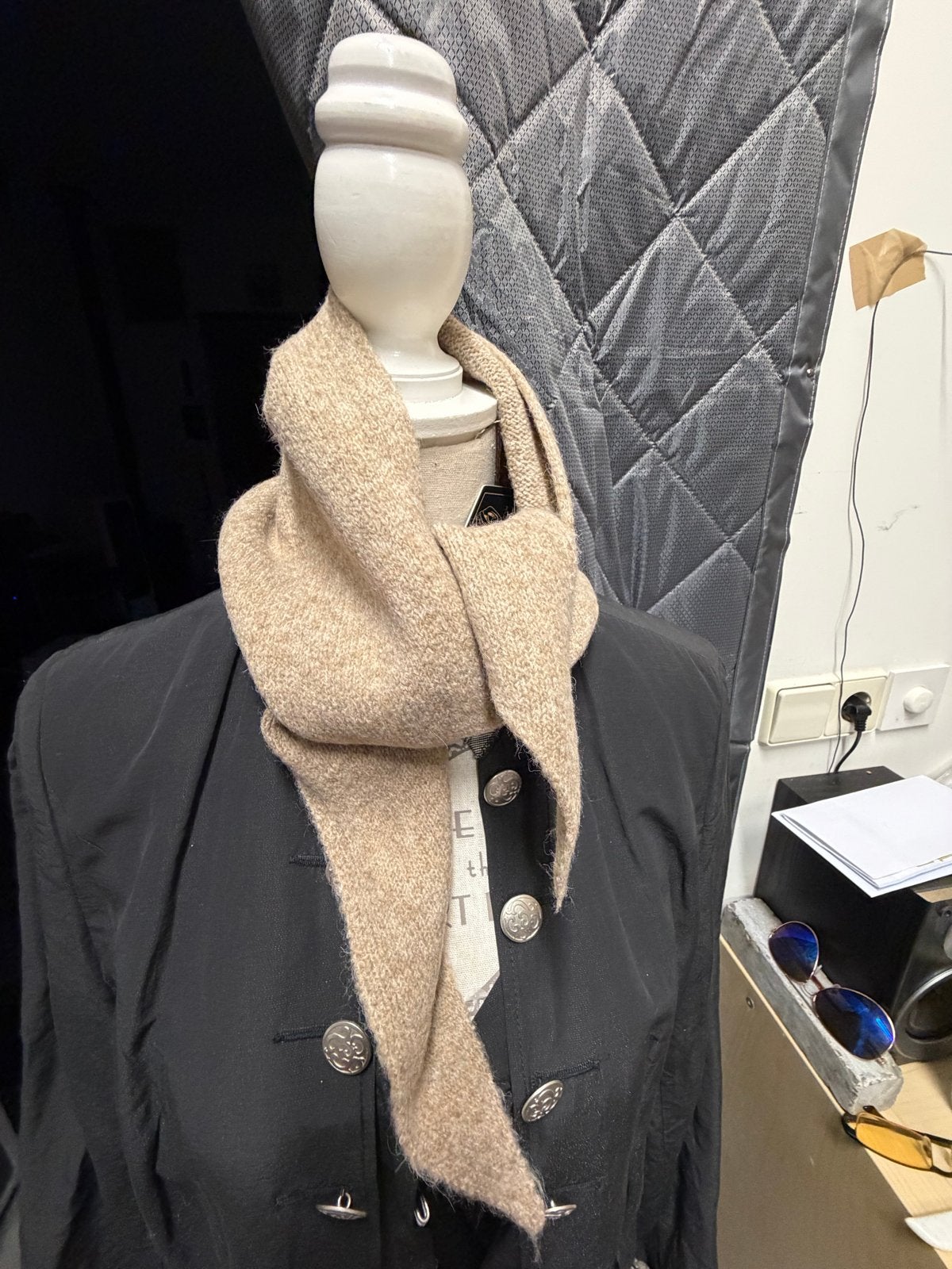 Stijlvolle beige lichte sjaal van wolmix, Ophalen of Verzenden, Nieuw, Sjaal