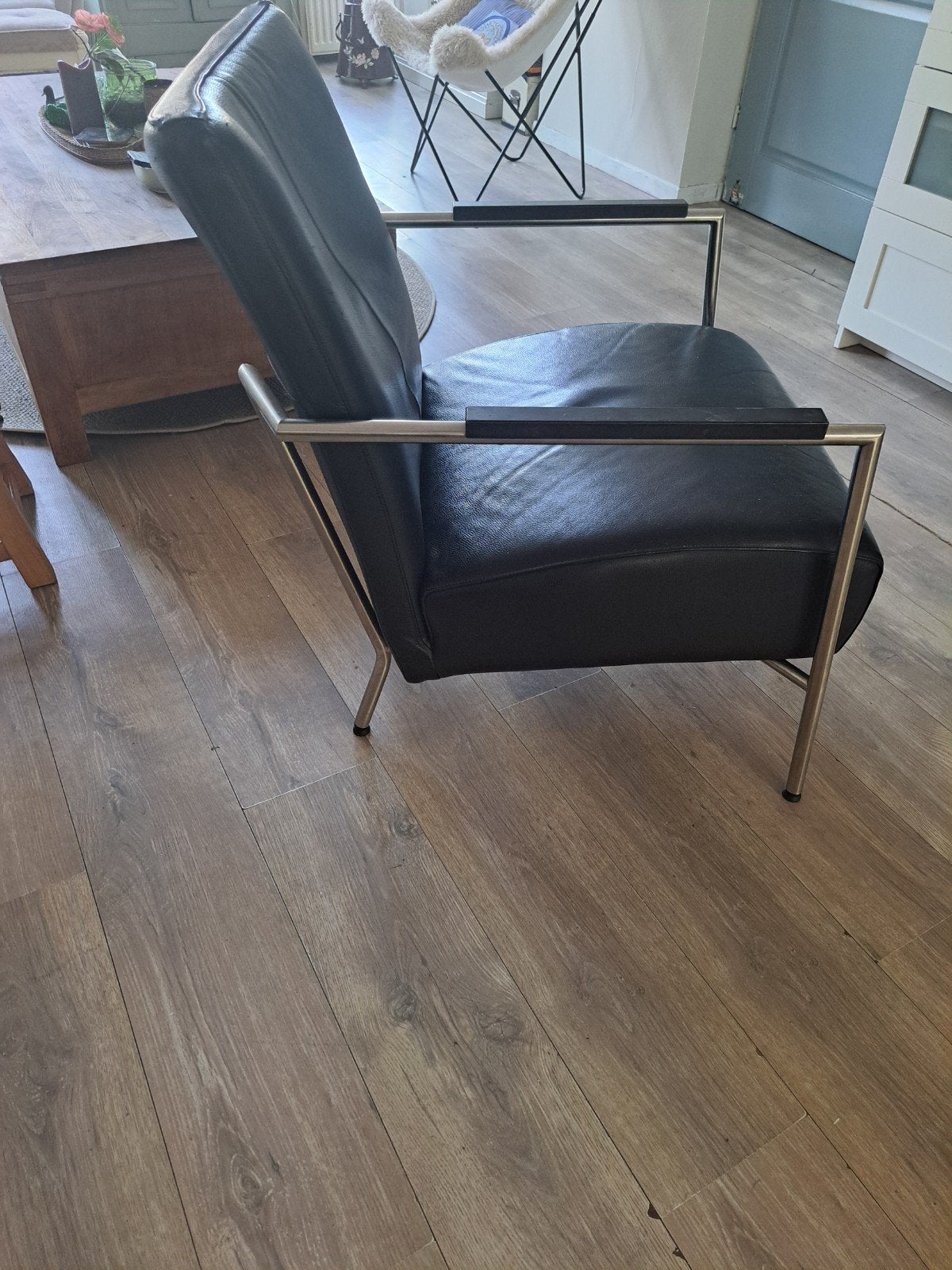 Lekker zittende design fauteuil - zwart leer + chroom, Huis en Inrichting, Fauteuils, Ophalen, Gebruikt, 50 tot 75 cm, Leer