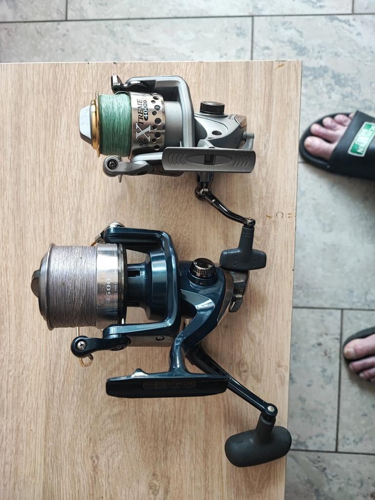 2x Daiwa Emcast Plus 4500 & K2 Extreme 4000XFD met Whiplash, Ophalen of Verzenden
