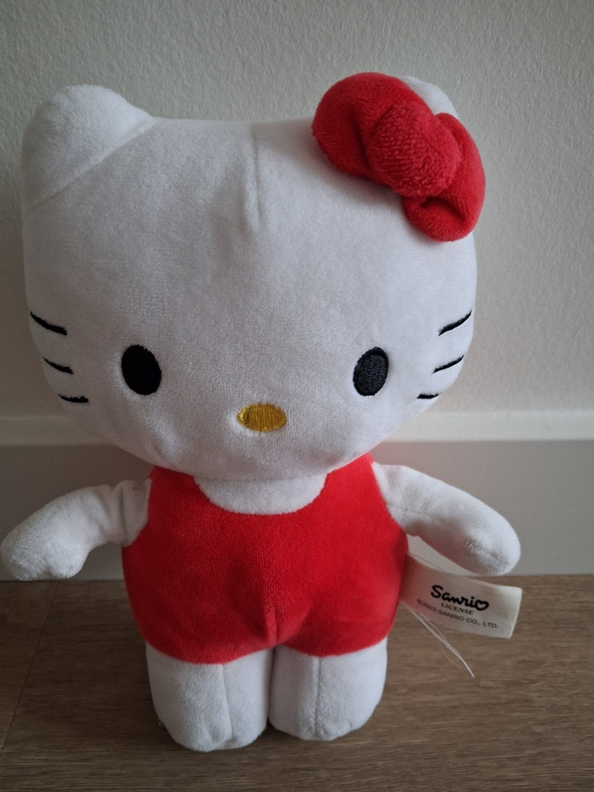 Knuffel Hello Kitty Sanrio poes rood strik 24 cm L981, Kinderen en Baby's, Ophalen of Verzenden, Zo goed als nieuw