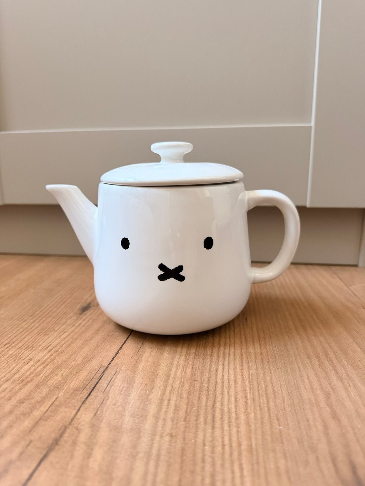 Nijntje theepot - Wit keramiek, Theepot/fluitketel, Ophalen of Verzenden, Zo goed als nieuw, Steen/keramiek