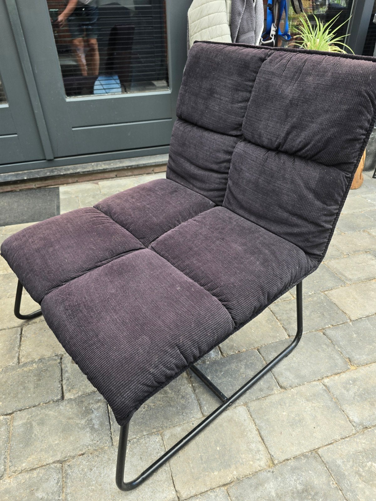 Comfortabele donkergrijze fauteuil, Ophalen