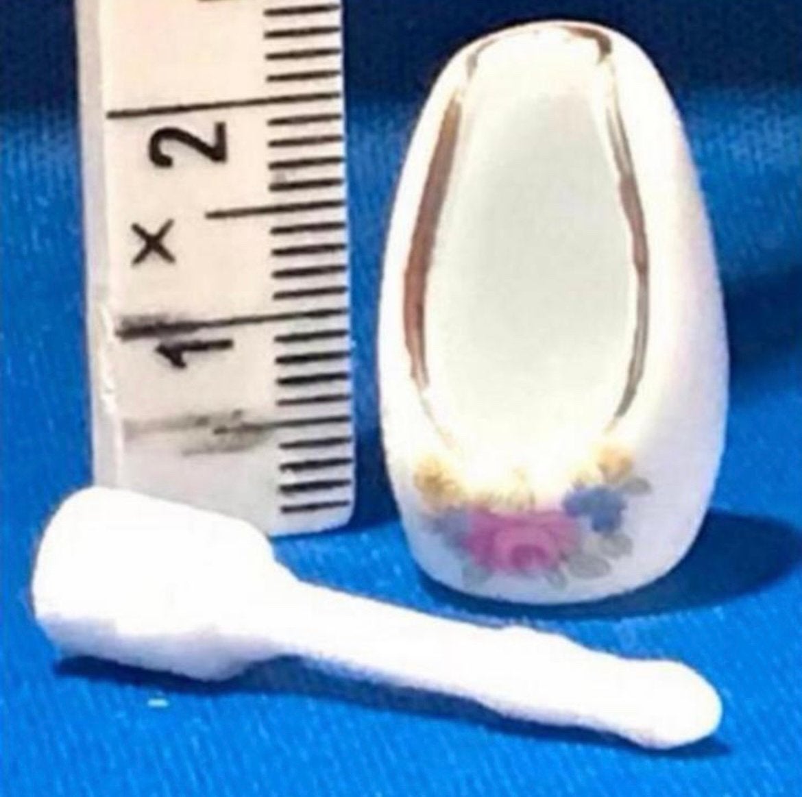Miniatuur Porseleinen Toiletborstel + houder voor Poppenhuis, Ophalen of Verzenden, Zo goed als nieuw, Poppenhuis