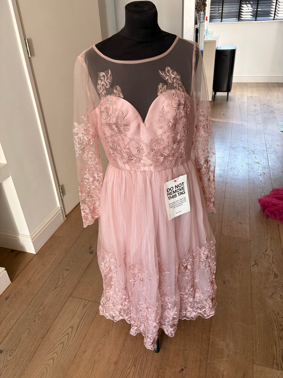 Chi Chi London Roze Kanten Jurk Maat 38/40 (M), Kleding | Dames, Maat 38/40 (M), Nieuw, Ophalen of Verzenden, Knielengte