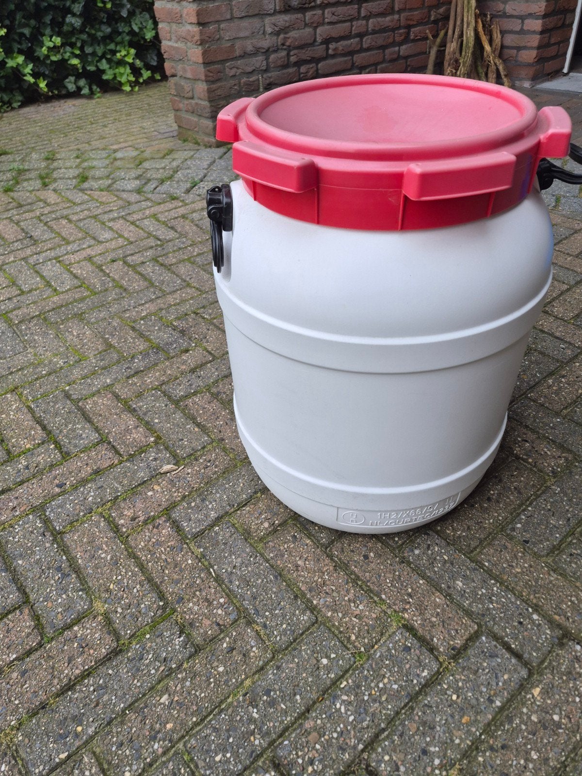 Witte kunststof ton met rode deksel en handvat, Ophalen, Gebruikt