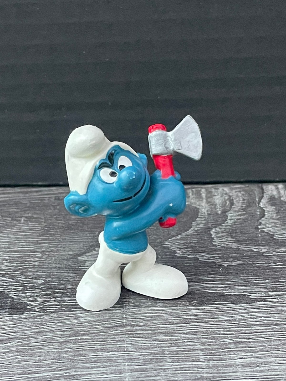 Smurf met bijl - Vintage Smurfen figuurtje, Verzamelen, Smurfen, Ophalen of Verzenden, Gebruikt, Overige Smurfen, Poppetje, Figuurtje of Knuffel